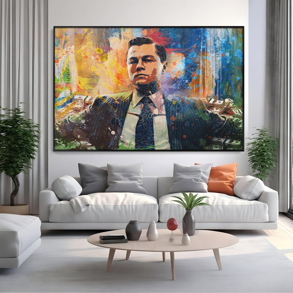 Tablou canvas cu tablou canvas cu leonardo dicaprio si bani, in rama de aluminiu negru, pe perete intr-un living
